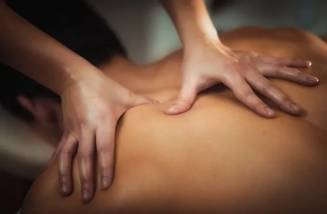 Physiotherapeut führt eine medizinische Massage zur Schmerzlinderung und Muskelentspannung in einer Praxis durch.